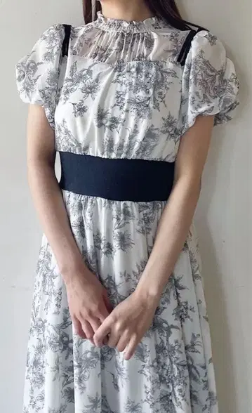 NOMAE 컷 아웃 리본 꽃무늬 원피스