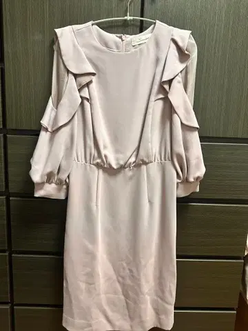 프릴 달린 라이트 핑크 드레스