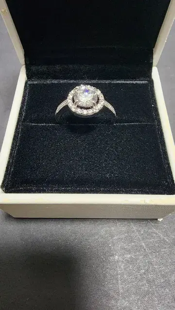 엘레강트한 라운드 컷 반지