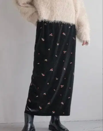 로리즈팜 벨로아 자수 타이트 스커트