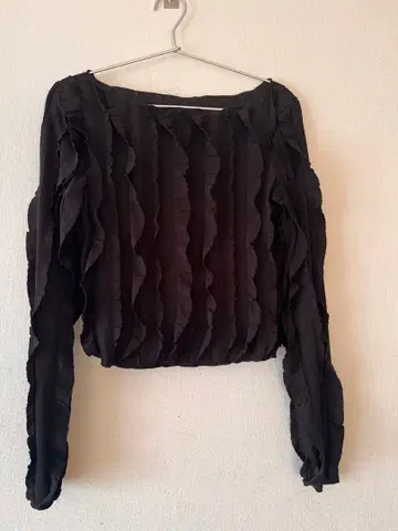 CELFORD 블랙 프릴 긴팔 상의