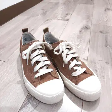 브라운 캔버스 스니커즈