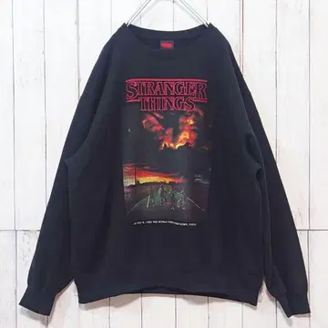 Stranger Things X GU 콜라보 그래픽 맨투맨