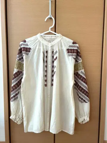 데님앤던거리 아이보리 자수 긴팔 셔츠 사이즈 2