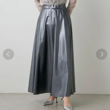 루이스 Lui's 메탈릭 가죽 플레어 스커트 실버