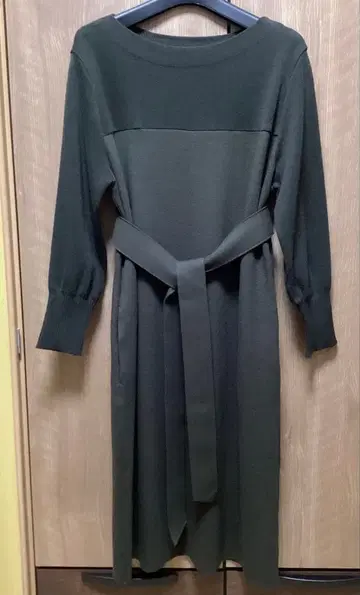 새상품급 23구 리브콤비스무스 니트 원피스 카키 계열 M