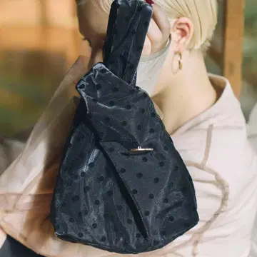 도트 무늬 핸드백