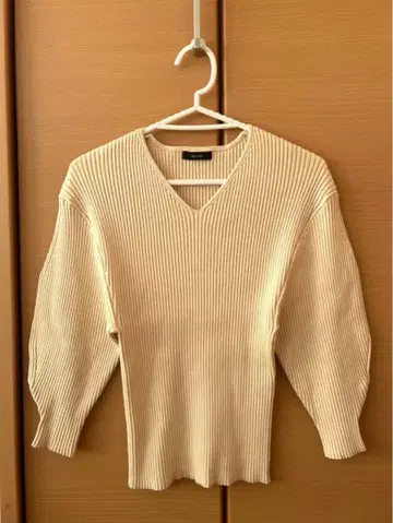 allureville 리브 니트 V넥 베이지 니트