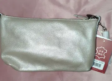 구시오 실버 가죽 클러치백 미사용 새상품 택 포함