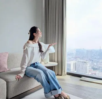 NEUNA 새틴 원숄더 블라우스