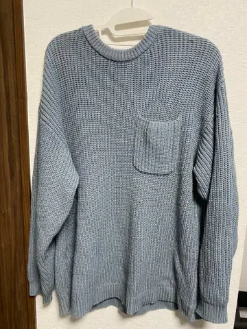 라이트 블루 니트 스웨터 프론트 포켓 부착