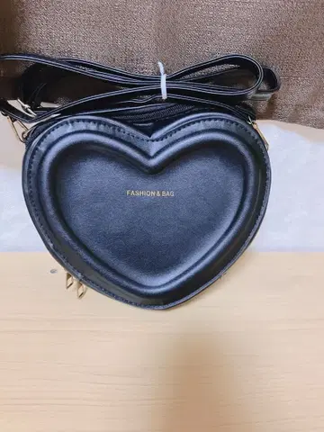 하트형 블랙 숄더백