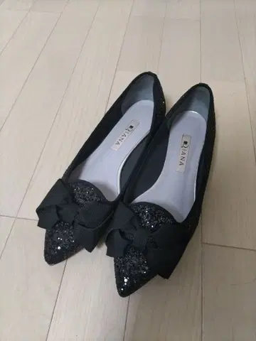 DIANA 블랙 플랫슈즈