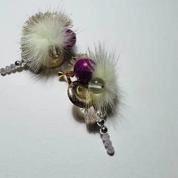 [ 새상품 미사용 ] 귀찌 나사식 핸드메이드 퍼 태슬 퍼플