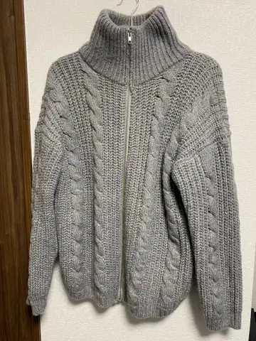 그레이 케이블 짜임 지퍼 니트