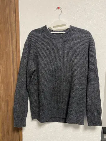 다크 그레이 리브 편직 크루넥 니트