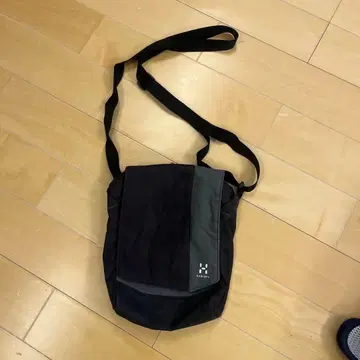 호그로프스 숄더백 블랙과 그레이