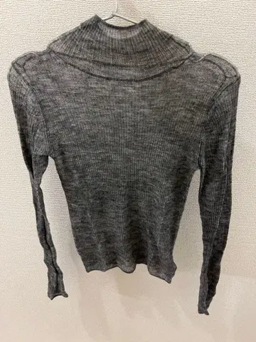 그레이 터틀넥 스웨터