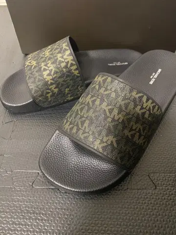 [ 새상품 ] MICHAEL KORS 로고 슬라이드 샌들