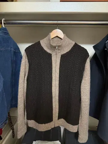 BOSS 지퍼 하이넥 니트 스웨터