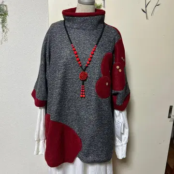 루즈한 사이즈의 하이넥 상의