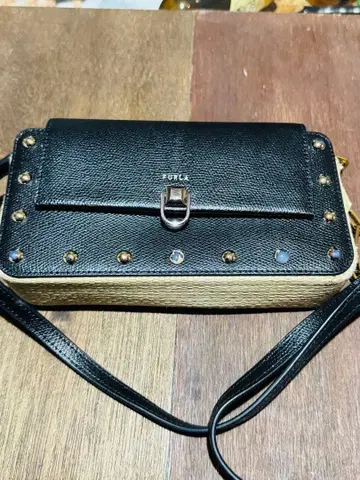 훌라 숄더백 스터드 장식 라피아 x 가죽 블랙