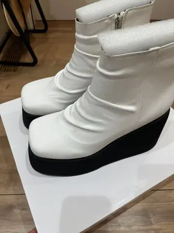 그레일 화이트 통굽 부츠 22.5cm