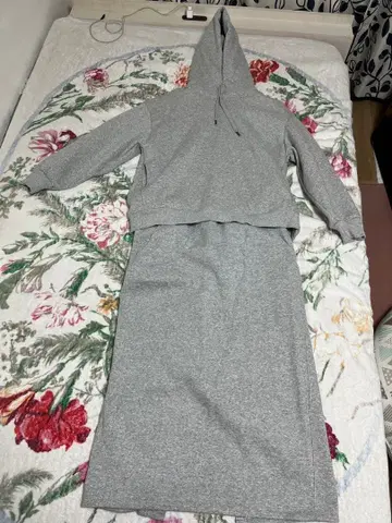 그레이 후드 부착 셋업 스커트