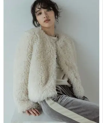 Re:EDIT 티베트 라이크 인조 모피 숏 기장 노카라 자켓