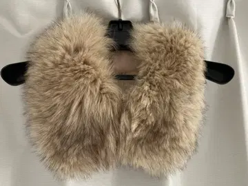 베이지 퍼 탈부착 카라 프론트 클래스