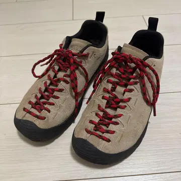 베이지 스웨이드 스니커즈 빨간 신발끈