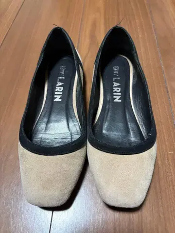LARIN 플랫슈즈 베이지와 블랙