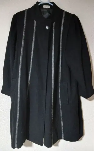 스트라이프 디자인 블랙 롱 코트