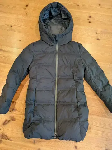 블랙 후드 부착 유니클로 다운 자켓