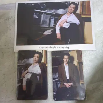 트레이딩 카드 2장 세트와 엽서