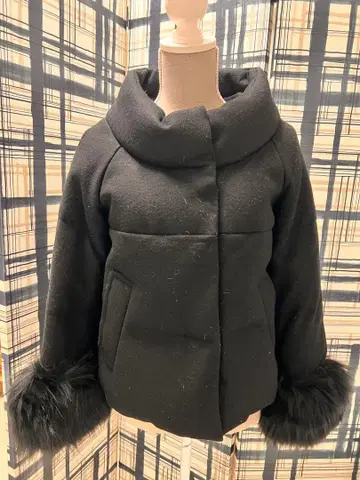 GRACE CONTINENTAL 퍼 달린 블랙 숏 다운 자켓