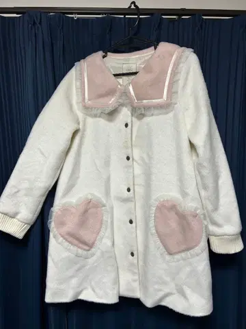 하트 모양 포켓이 달린 화이트 롱 코트