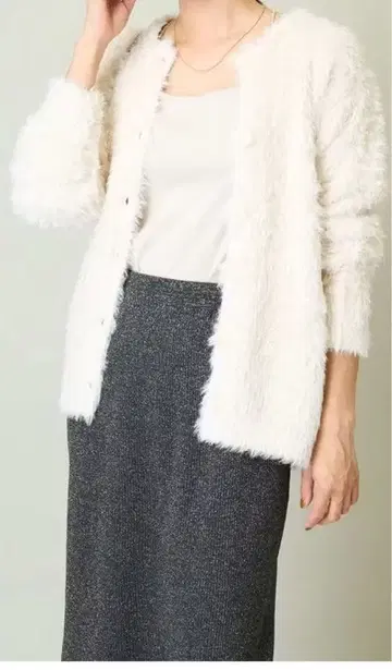 avv 페더얀 니트 가디건 M 사이즈