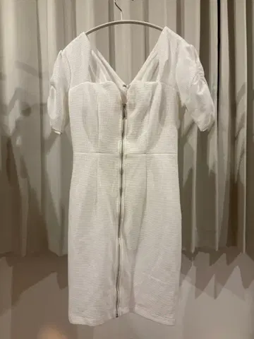 화이트 퍼프 슬리브 타이트 드레스