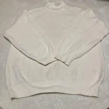 화이트 터틀넥 니트