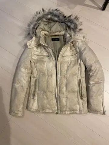 토네이도 마트 크림 화이트 퍼 포함 다운 자켓 M 사이즈