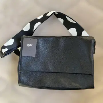 ear 이아파피요네 와이드 테이프 숄더백