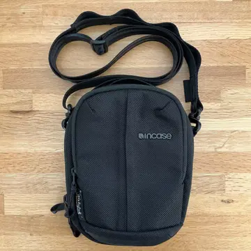 Incase Tracks Small Shoulder Pouch