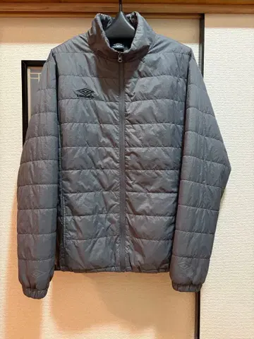 엄브로 프릭스스토어 별주 패딩 자켓 L 새상품급 그레이 계열