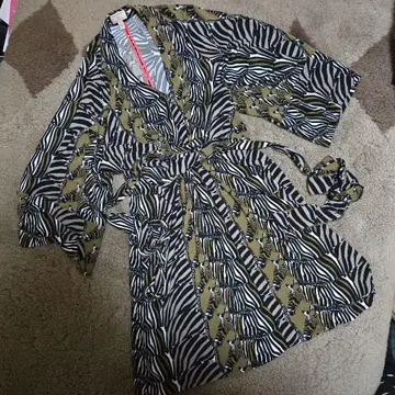 이사 런던 X 바나리파 제브라 패턴 2