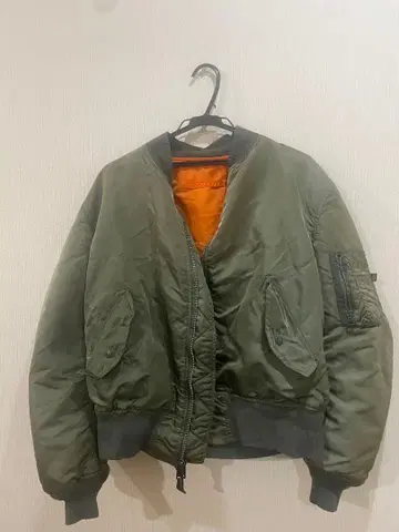 알파 인더스트리 MA-1 플라이트 자켓