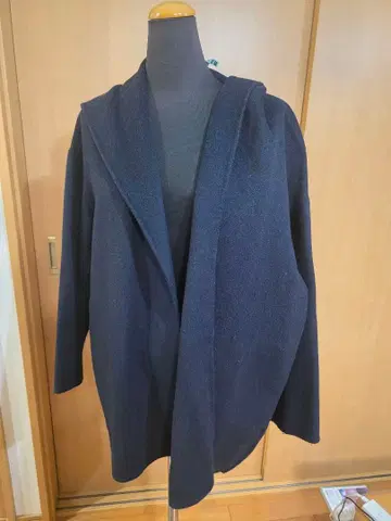 후드 부착 네이비 울 코트