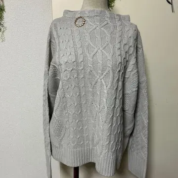 빅 사이즈 그레이 케이블 니트 스웨터 긴팔 브로치 포함
