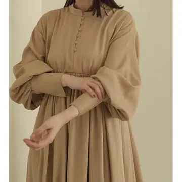 Alumu flare gather button 원피스 베이지