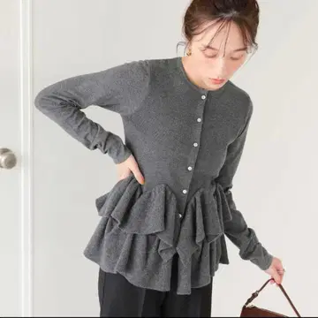 미사용 새상품 titivate 프릴 달린 그레이 긴팔 니트 가디건